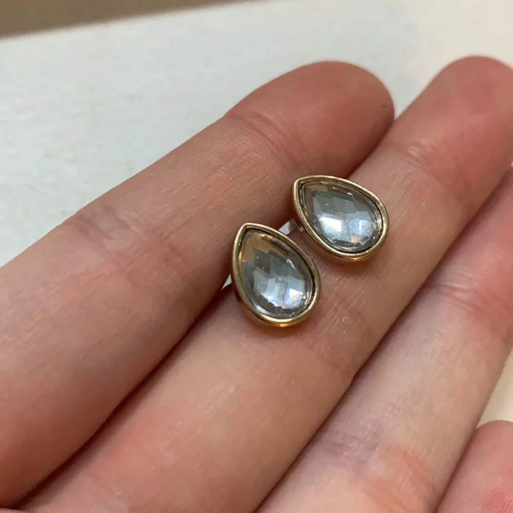 BRAND NEW Gold Toned Diamante Teardrop Baby Blue Crystal Stud Earrings - Picture 4 of 5
